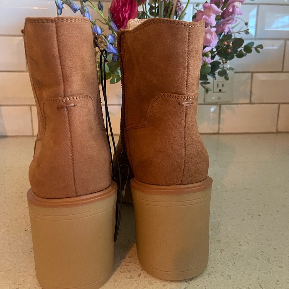 Universal Thread Heeled Combat Boot - Picture 4 of 4